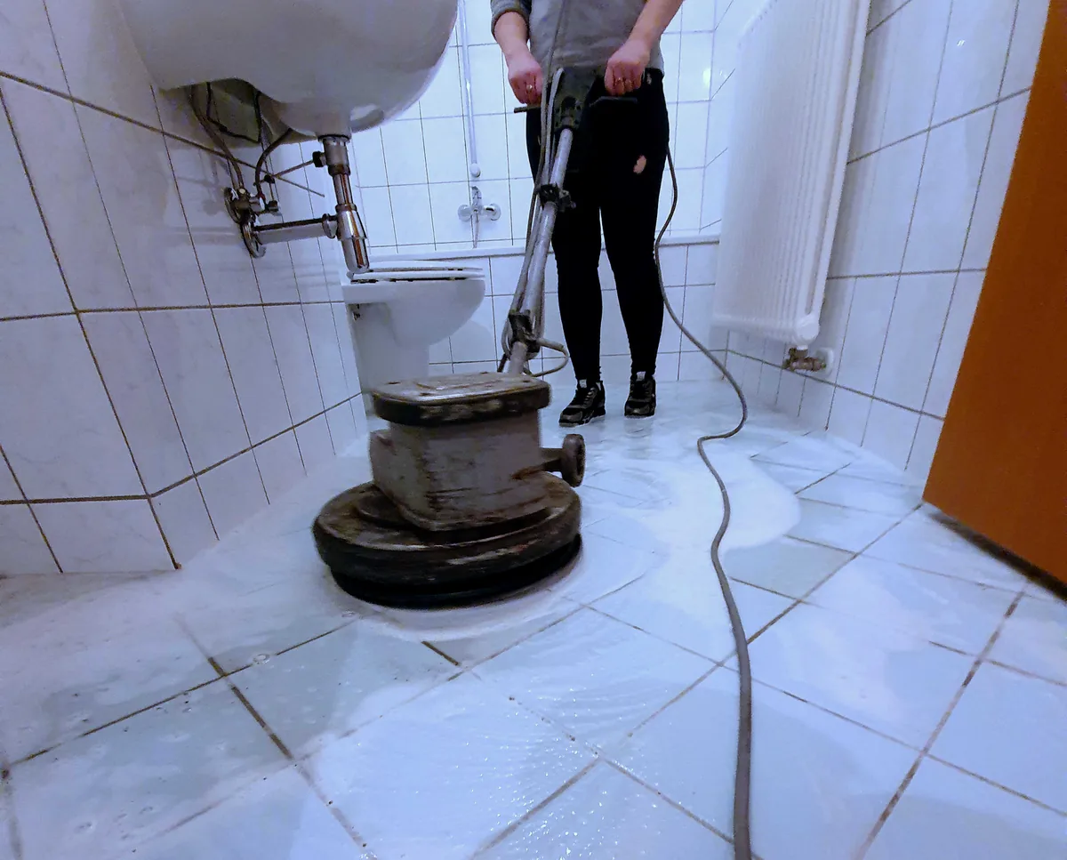 Cara Membersihkan Lantai Kamar Mandi Dengan Garam